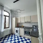 Altbau-flair, Trendviertel, 2p, Wifi, Modern, Fahrstuhl شقة