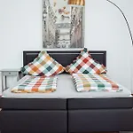 Altbau-flair, Trendviertel, 2p, Wifi, Modern, Fahrstuhl * شيمنيتز
