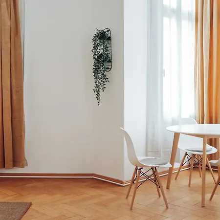Altbau-flair, Trendviertel, 2p, Wifi, Modern, Fahrstuhl شقة *
