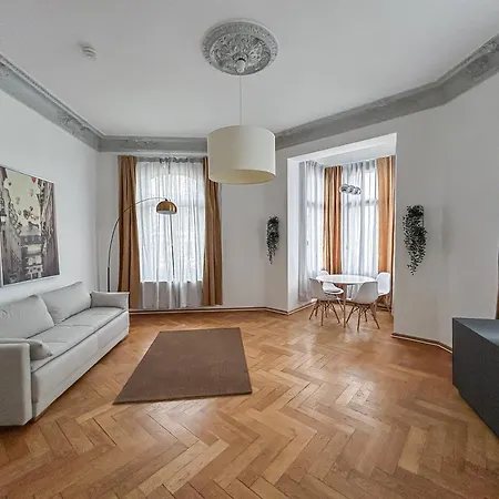 Altbau-flair, Trendviertel, 2p, Wifi, Modern, Fahrstuhl Apartment *